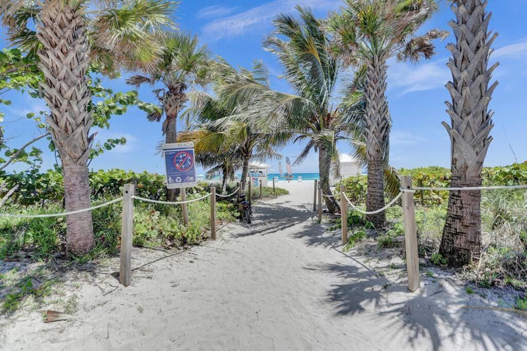 Beachfront Condo Beach Service-717 - Miami Beach — Photos 2
