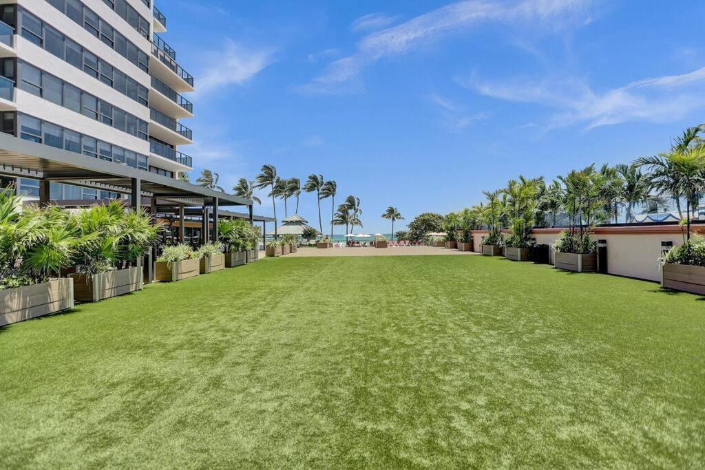Beachfront Condo Beach Service-717 - Miami Beach — Photos 1