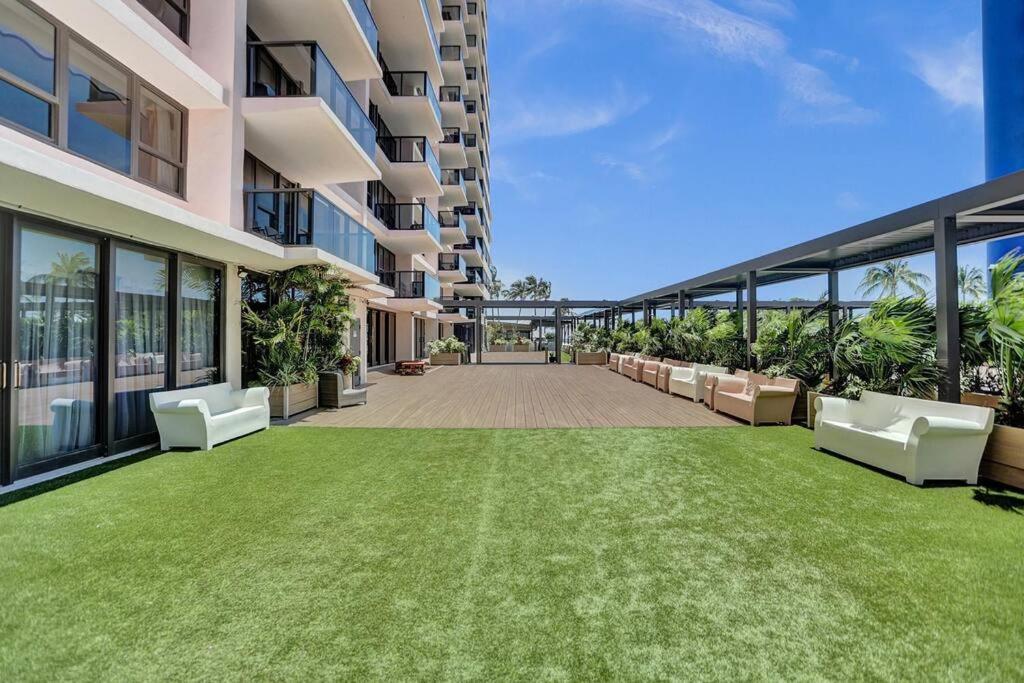 Beachfront Condo Beach Service-717 - Miami Beach — Photos 3